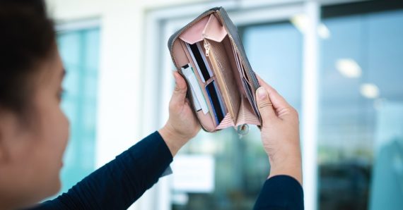 La-estás-regando-6-errores-que-comentemos-al-ahorrar_banner (2)